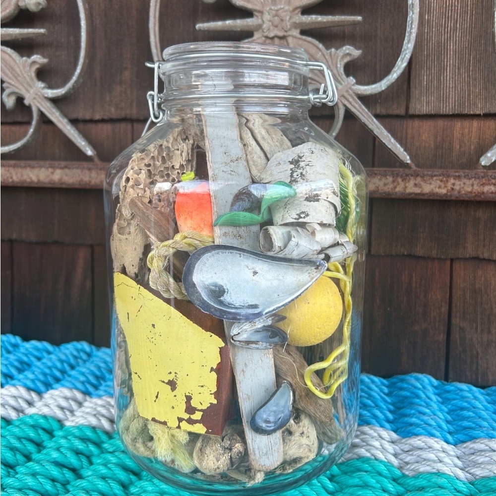 Large Italian Glass Jar Filled with Montauk Beach Finds. Driftwood, buoy pieces - Picture 3 of 11